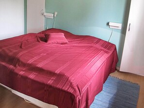 2 bedrooms, cots/infant beds