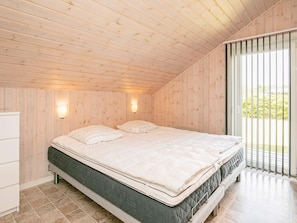 3 bedrooms, cribs/infant beds