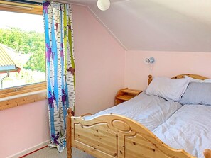 House | 5 bedrooms, individually furnished - 8 Person Holiday Home in Sandsøy (Harstad)