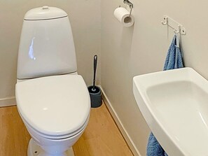 House | Bathroom | Shower - 8 Person Holiday Home in Sandsøy (Harstad)