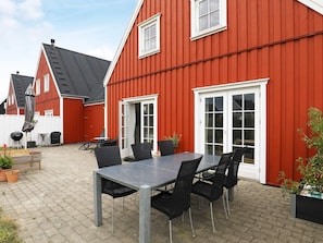 Outdoor dining - Modern Holiday Home in Blokhus Jutland With Indoor Whirlpool (Blokhus)
