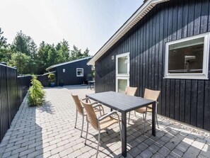 Outdoor dining - 6 Person Holiday Home in Blavand (Blavand)