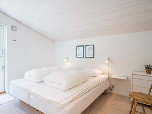 3 bedrooms, individually furnished, bed sheets - 6 Person Holiday Home in Blavand (Blavand)