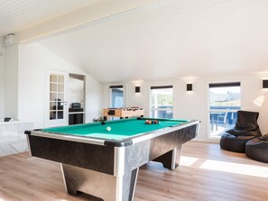 4 bedrooms, individually furnished - 8 Person Holiday Home on a Holiday Park in Henne (Henne)