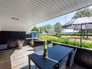 Outdoor dining - 6 Person Holiday Home in Blavand (Blavand)