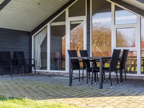 House | Outdoor dining - Tranquil Cottage With Spa and Sauna-by Traum (Hemmet)