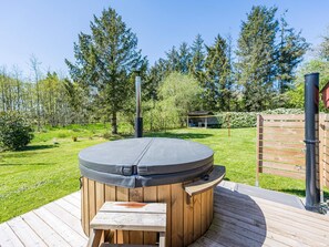 House | Outdoor spa tub