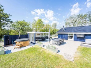 House | Outdoor dining