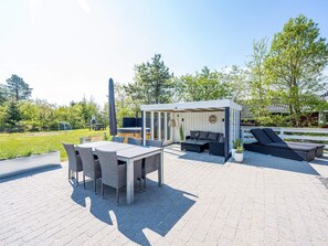 House | Outdoor dining - 6 Person Holiday Home in Henne (Henne)