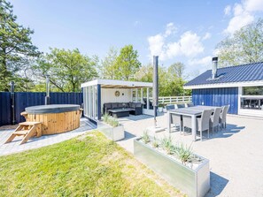 House | Outdoor dining