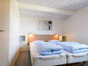 3 bedrooms, bed sheets - 6 Person Holiday Home in Hvide Sande (Hvide Sande)
