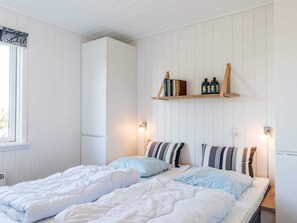 3 bedrooms, individually furnished, bed sheets - 5 Person Holiday Home in Henne (Henne)