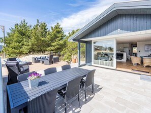 Outdoor dining - 5 Person Holiday Home in Henne (Henne)