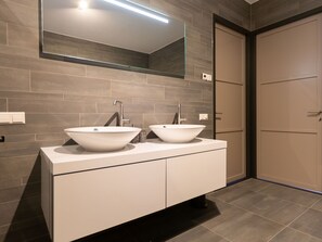Baignoire, séchoir à cheveux, serviettes fournies