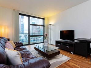 TV - Lavish Apartment in London near Maltby Street Market (London)