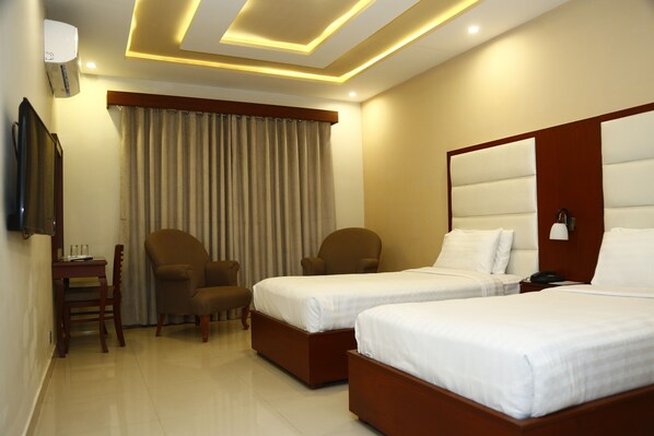 Habitación Deluxe con 2 camas individuales | Espacio para trabajar con un portátil, wifi gratis, ropa de cama