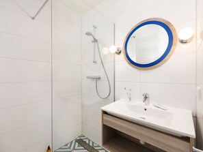 Shower, towels - Renovated Bungalow With Fireplace, Beach at 600 m (Zandvoort)