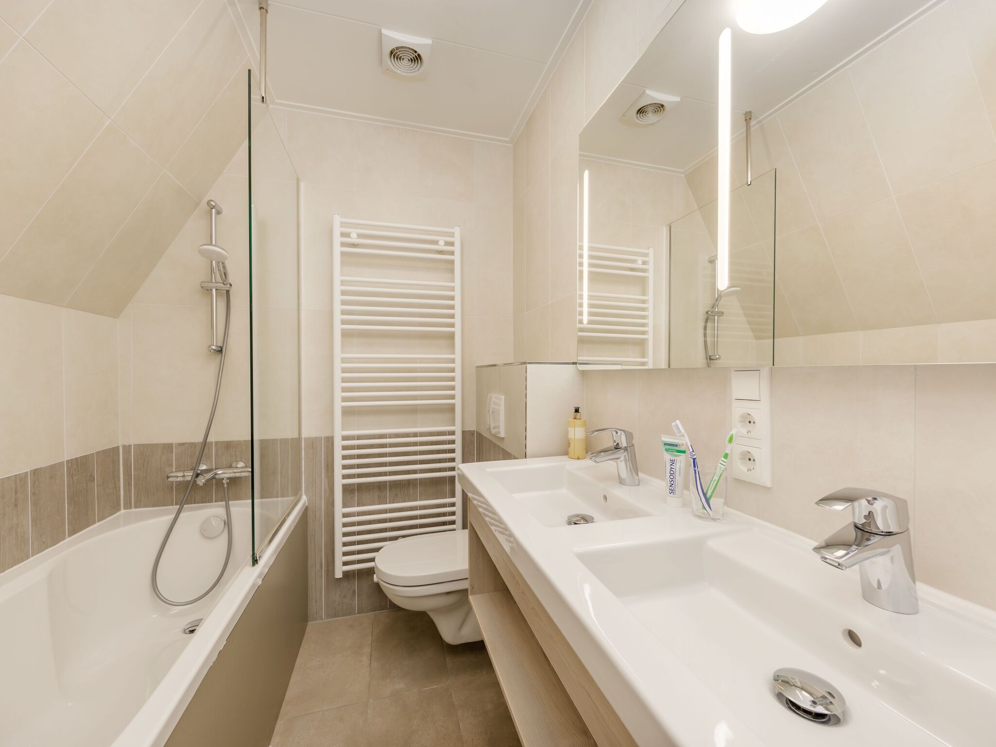 Shower, towels