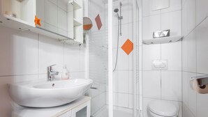 Douche, sèche-cheveux, serviettes fournies