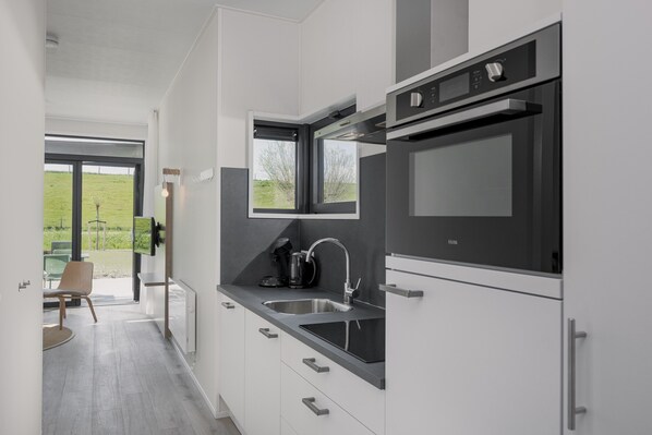 Bungalow | Private kitchen - Lodge by Markermeer With Eco-friendly Design (Wijdenes)