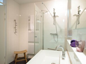 Apartment | Bathroom | Towels - Luxury Apartment in Scheveningen Harbor (The Hague)