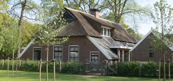 House | Exterior - Charming Holiday Home in Nijverdal with Hot Tub (Nijverdal)