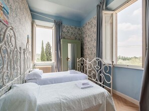 5 bedrooms, individually furnished, iron/ironing board, bed sheets