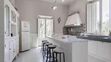 House | Dapur peribadi | Kerusi tinggi