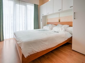 Apartment | 1 bedroom, bed sheets