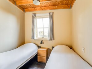 2 bedrooms, individually furnished, bed sheets - Charming Vacation Home With Terrace (Lage Zwaluwe)