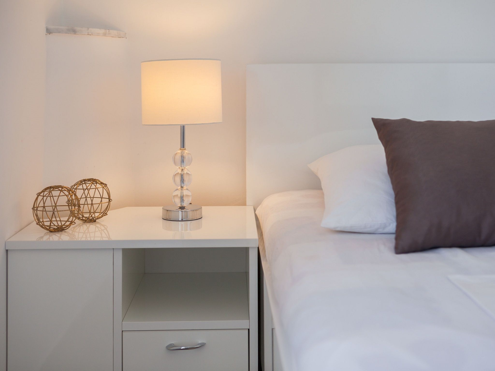 5 kamar tidur dan dilengkapi dengan perabotan berbeda-beda