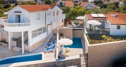 Beautiful Villa on the Coast in Sevid