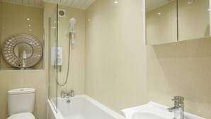 Bañera con ducha, secador de pelo, toallas