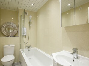 Combined shower/tub, hair dryer, towels - Pretty Holiday Home in Carnoustie near Arbroath Abbey (Carnoustie)
