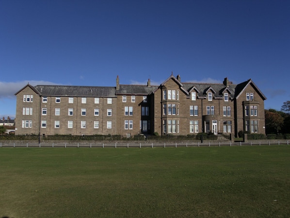 Exterior - Pretty Holiday Home in Carnoustie near Arbroath Abbey (Carnoustie)