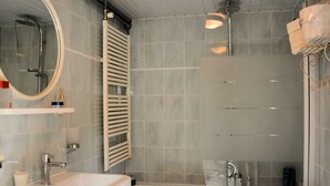 Combined shower/bathtub, hair dryer, towels - Detached House Near the Beach (Noordwijkerhout)