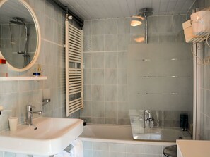 Combined shower/tub, hair dryer, towels - Detached House Near the Beach (Noordwijkerhout)