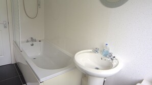 Shower, towels - Swanky Apartment in Carluke near Cambusnethan House (Wishaw)