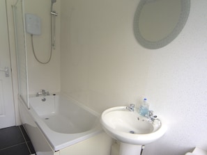 Shower, towels - Swanky Apartment in Carluke near Cambusnethan House (Wishaw)