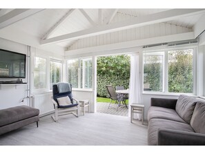 Living room - Charming Holiday Home in Oostkapelle Close to the Beach and Forest (Oostkapelle)