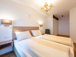 Apartment | 2 bedrooms, iron/ironing board, cribs/infant beds