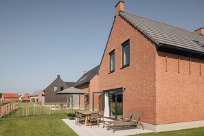Outdoor dining - Luxury Villa With Wine Climate Cabinet (Wolphaartsdijk)