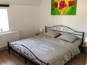 3 chambres, ameublement personnalisé, fer et planche à repasser