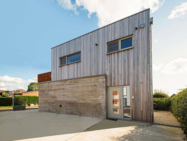 House | Exterior - Vintage Holiday Home in Visé Richelle near City Center (Vise)