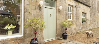 Luxury Refurbished Gamekeeper's Cottage, 15 Acres of Woodland by Hadrian's Wall