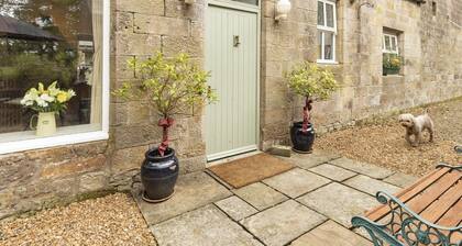 Luxury Refurbished Gamekeeper's Cottage, 15 Acres of Woodland by Hadrian's Wall