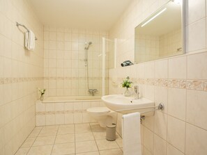 Combined shower/tub, towels