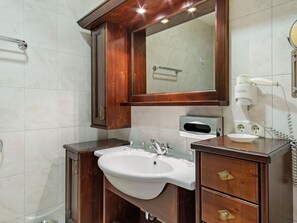 Shower, towels
