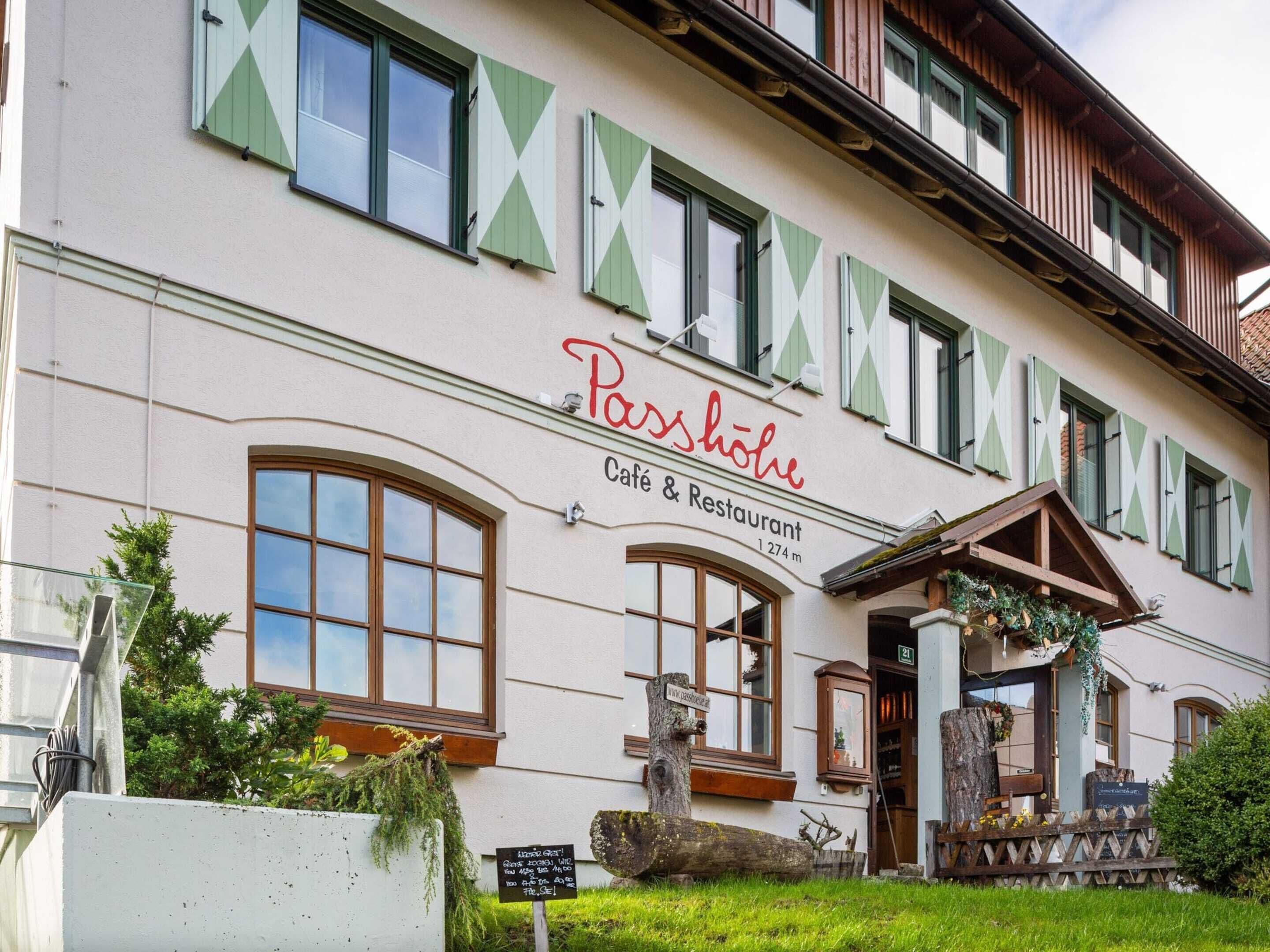 A building with a sign reading "Passhofe Café & Restaurant" and a number "21" indicating its address.