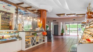 Eine Bäckerei mit einer Glastheke, gefüllt mit Gebäck, und einem Schild mit der Aufschrift 'La Cantina di Angelo'.